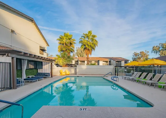 King Bed Walk To Dining Parking Modern Stay