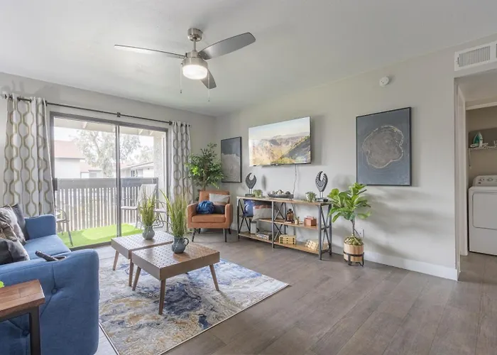 Apartment King Bed Walk To Dining Parking Modern Stay *