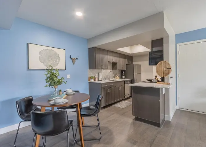 King Bed Walk To Dining Parking Modern Stay Apartment *