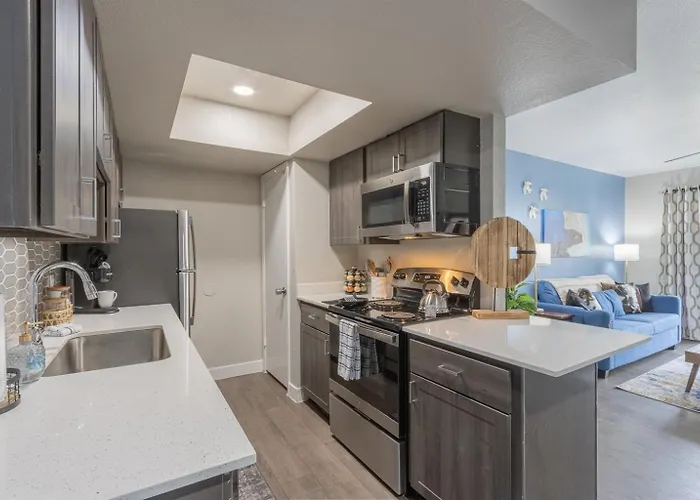 King Bed Walk To Dining Parking Modern Stay *