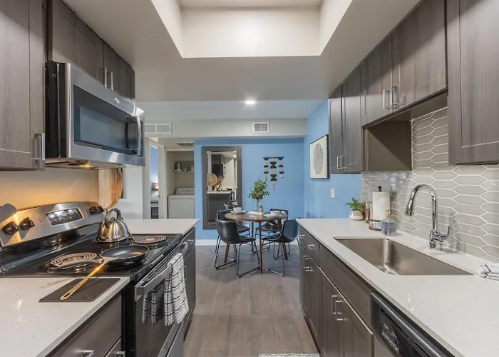 King Bed Walk To Dining Parking Modern Stay Phoenix