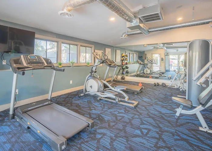 King Bed Walk To Dining Parking Modern Stay *