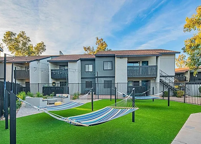 King Bed Walk To Dining Parking Modern Stay Apartment